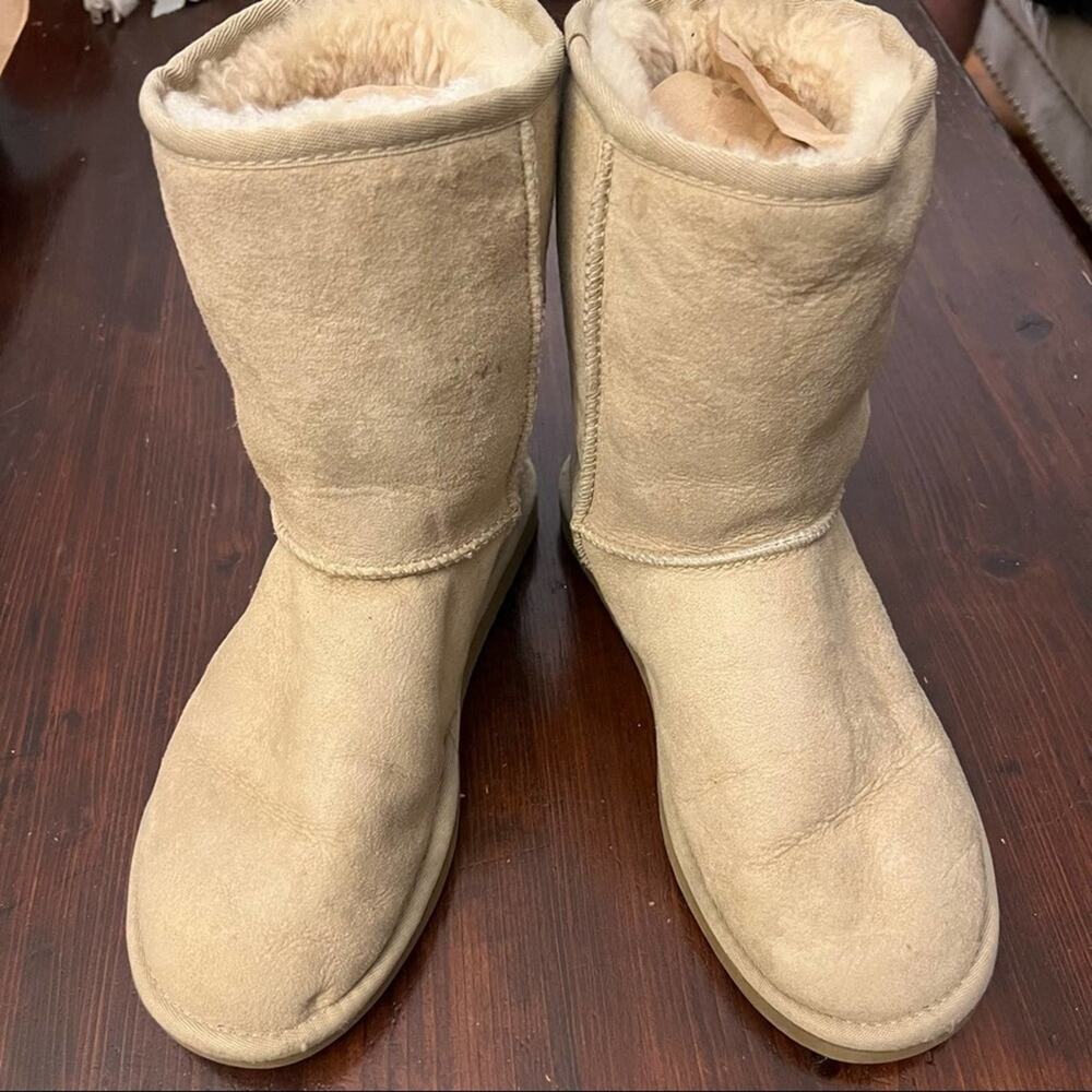 UGG Classic Short Boot Size 7 Sand